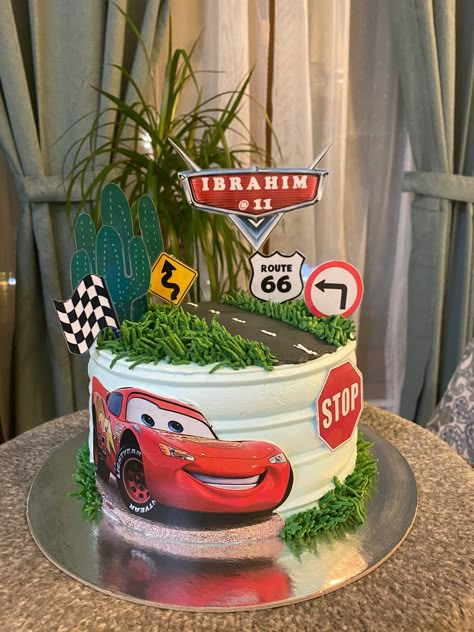 Disney Cars Theme Cake, Mcqueen Cake Design, Pastel Rayo Mcqueen, Cars Theme Birthday Cake, Cars 2 Cake, Car Themed Cake, Car Theme Cake, Bolo Blaze, برق بنزين