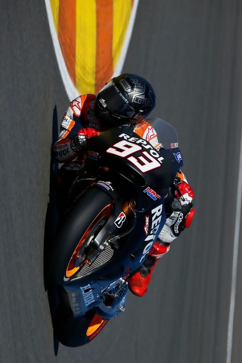 Marc Marquez at the Valencia MotoGP test- gives you a new perspective on how low they get, amirite? ELBOW DOWN! Hypermotard Ducati, Soichiro Honda, Riding A Motorcycle, Wow Photo, Marc Marquez, Hot Bikes, Racing Motorcycles, Valentino Rossi, Street Bikes