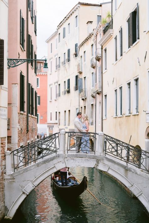 engagement Venice photographer Couple Honeymoon, Romantic Backdrop, Rialto Bridge, Proposal Wedding, Fun Photoshoot, Surprise Proposal, Couple Photoshoot, Wedding Couple, Engagement Photoshoot