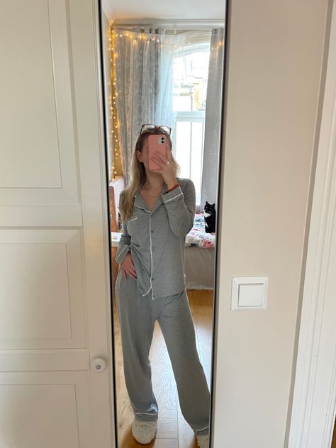 Winter Pjs Aesthetic, Sleep Wear Aesthetic, Grey Pyjamas, Cozy Pyjamas, Fluffy Pjs, Homebody Aesthetic, Pyjamas Winter, Pjs Winter, Fluffy Pajamas