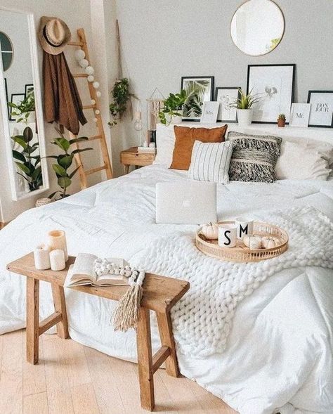 Top 15 Gorgeous bedroom spaces that stood out in 2020 Idea Bilik Tidur, Bedroom Chic, Reka Bentuk Bilik Tidur, Teenage Room Decor, Bohemian Bedroom Design, Bedroom Bohemian, Hiasan Bilik Tidur, Comfy Bedroom, Interior Vintage