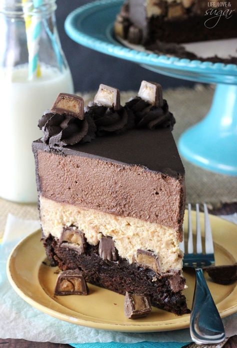 Peanut Butter Chocolate Mousse Cake - A brownie layer on bottom with Reese's, topped with peanut butter and chocolate mousse! Peanut Butter Chocolate Mousse, Mousse Cake Recipe, Peanut Butter Mousse, Chocolate Mousse Cake, A Piece Of Cake, Peanut Butter Chocolate, Peanut Butter Recipes, Sweet Food, Piece Of Cake