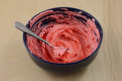 When baking treats that call for dark red food coloring in the form of red frosting or coloring the treat itself, there are a few tips to achieve the perfect color. By darkening the red slightly, a bright red will look less artificial. Use caution as dark food coloring can add a bitter afterttaste. Canned Frosting Tips, Frosting Hacks, Gold Food Coloring, White Buttercream Frosting, Brown Food Coloring, Canned Strawberries, Strawberry Icing, Boxed Cake Mixes Recipes, Make Brown