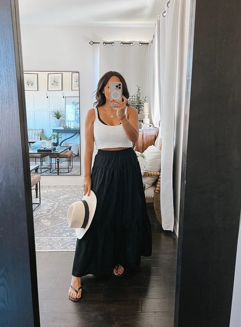 Black Tiered Maxi Skirt Outfit, Tiered Skirt Outfit Summer, Flowy Black Skirt Outfit, Maxi Skirt Crop Top Outfit, Black Maxi Skirt Outfit Summer, Black Tiered Skirt Outfit, Black Flowy Skirt Outfit, Tiered Maxi Skirt Outfit, Black Tiered Maxi Skirt