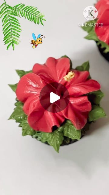 Hibiscus Flower Buttercream, Hibiscus Cake Ideas, Piping Hibiscus Flowers, Buttercream Tropical Flowers, Hibiscus Buttercream Flowers, Hibiscus Flower Cupcakes, Hawaiian Flower Cupcakes, Hibiscus Cake Decoration, Tropical Cupcakes Decoration