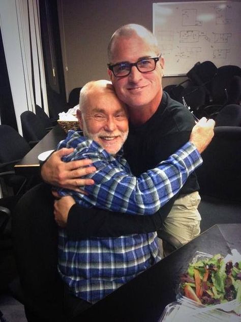 George Eads and Robert David Hall. This is adorable! Las Vegas Tv Series, Nick Stokes, Csi Vegas, George Eads, Whose Line Is It Anyway?, Las Vagas, Csi Las Vegas, Lucas Till, Csi Miami