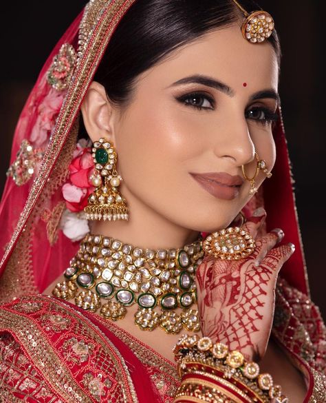 Reception Makeup Look For Bride, Bridal Choli, Makeup Artist Working, Bridal Pic, Makeup Engagement, Latest Bridal Makeup, Bridal Pose, Makeup Celebrity, Best Indian Wedding Dresses