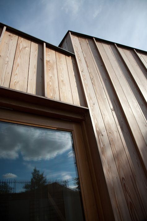 Image 5 of 29 from gallery of Timber Fin House / Neil Dusheiko Architects. Photograph by Neil Dusheiko Architects Larch Cladding, Wood Facade, External Cladding, Wooden Facade, Timber Architecture, House Cladding, Casa Country, Wood Architecture, House Extension Design