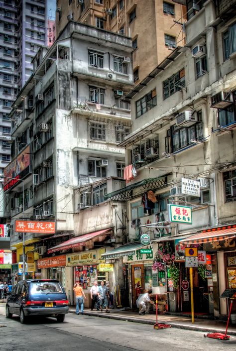 Hong Kong Slums, Street Building Photography, Hongkong Street Photography, Hong Kong Cityscape, Hong Kong Landscape, Hong Kong Street Photography, Cyberpunk Catwoman, 90s Hong Kong Aesthetic, Hong Kong Urban