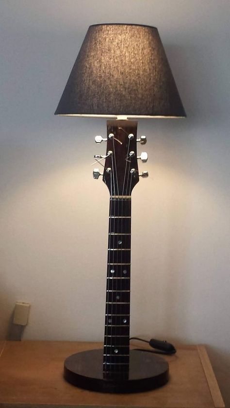 Guitar art Guitar Diy Decor, Guitar Art Diy, Guitar Lamp, Guitar Projects, Rehearsal Studios, Guitar Diy, Diy Guitar, Theater Rooms, Guitar Pics