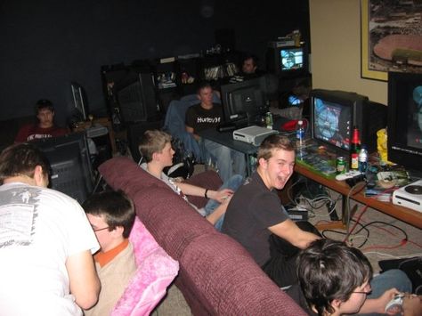 90s Computer, Lan Party, Funny Google Searches, Using A Router, Local Area Network, Computer Nerd, Video Games Pc, Party Events, Party Funny