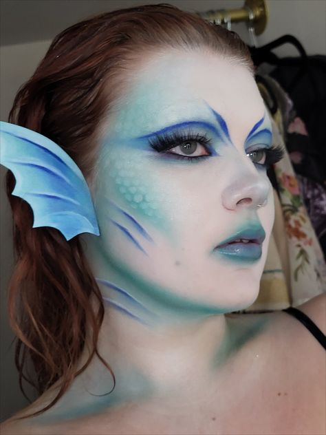 Blue siren/mermaid look - follow my Instagram @rose.meloen for more :)) Fantasy Look, Mermaid Face, Siren Makeup Look, Mermaid Eyeliner, Mermaid Creative Makeup, Siren Face Paint, Siren Makeup Halloween, Siren Cosplay Makeup, Siren Aesthetic Makeup