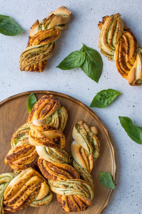 Two Tone Pesto Twists | Lauren Caris Cooks Pesto Twists, Bread Twists, Pesto Bread, Fingerfood Party, Yeast Bread Recipes, Homemade Pesto, Savoury Baking, Pesto Recipe, Quick Bread