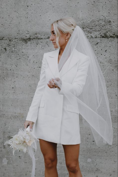 Blazer Wedding Dress With Veil, Wedding Blazer Dress Women, White Blazer Wedding Outfit, Blazer Wedding Dress The Bride, Wedding Dress Untraditional, Civil Wedding Short Dress, Courthouse Wedding Veil, Engagement Photos With Veil, Suit Wedding Dress Woman