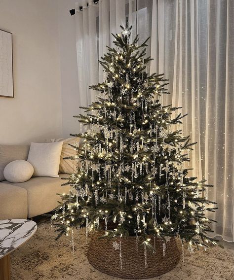 Cute Christmas Tree Decor, Glass Icicles Christmas Tree, Christmas Tree Apartment Small Spaces, Pictures In Front Of Christmas Tree, Christmas Corner Ideas, Christmas Tree With Pearls, Christmas Tree Vintage Theme, Icy Christmas Tree, Christmas Tree With Tinsel Garland