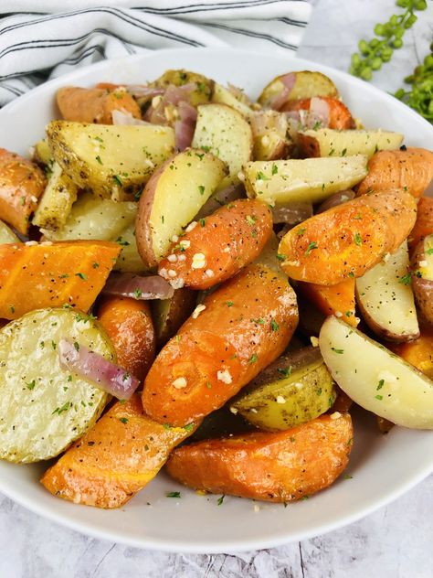 Slow Cooker Roasted Potatoes, Crockpot Carrots, Carrots Slow Cooker, Roasted Potatoes And Onions, Easy Roasted Potatoes, Carrots Side Dish, Cooked Potatoes, Roasted Potatoes And Carrots, Potatoes Roasted