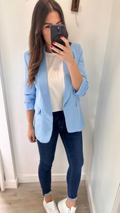 Outfits Con Blazer Azul, Blazer Con Jeans, Look Blazer Azul, Light Blue Blazer Outfits For Women, Styling A Blazer, Blue Blazer Outfits For Women, Sky Blue Blazer, Blue Blazer Outfit, Blue Blazer Women