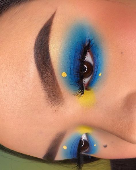 Dory Makeup, Cosmetic Inspiration, Creative Aesthetic, Makeup Hacks Tutorials, Portrait Pictures, Creative Makeup Looks, Beauty School, Blue Makeup, Beauty Stuff