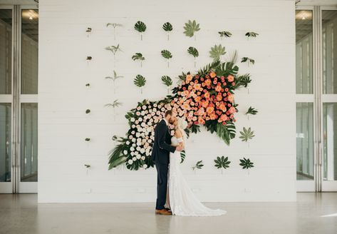 This Tropical Bohemian Prospect House Wedding is What Floral Dreams are Made Of | Junebug Weddings Hermes Photography, Tropical Wedding Ideas, Tropical Bohemian, Prospect House, Texas Hill Country Wedding, Wedding Color Combos, Hill Country Wedding, Peach Wedding, Texas Hill Country