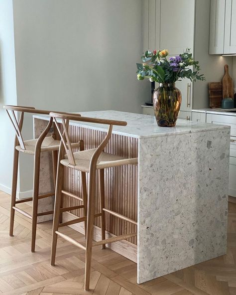 Scandinavian Counter Chairs for the Kitchen Island via @vasastan55kvm Terrazzo Kitchen, Bar Chairs Design, Wooden Kitchen Chairs, Interior Makeover, Island Chairs, Kursi Bar, Contemporary Seating, Chair Designs, Townhouse Designs