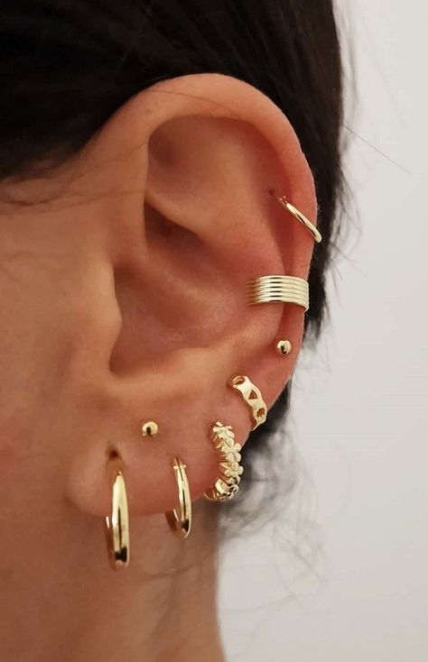 Ear Piercing Curation Gold, Minimalist Ear Piercings Ideas, Ušný Piercing, Minimalist Ear Piercings, Constellation Piercings, Types Of Ear Piercings, Piercing Inspo, Inexpensive Jewelry, Cool Ear Piercings