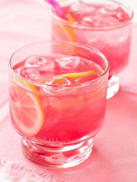 La limonada de rosa tiene un color que lo hace ver más atractivo para la vista de cualquiera al cambiar de los tradicionales colores de las bebidas. Moscato Strawberry Lemonade, Vodka Lemon, Grapefruit Vodka, Cocktail Vodka, Strawberry Lemonade Recipe, Cocktails Vodka, Best Summer Cocktails, Raspberry Vodka, Lemonade Cocktail