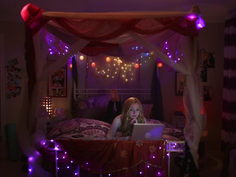 Bedroom pic From RL Stine's monster like Cabinet of Souls movie Enid Bedroom, Rl Stine Halloween Aesthetic, Enid Sinclair Bedroom, Coralayne Bedroom Ideas, 2009 Bedroom, Movie Bedroom Aesthetic, 2010s Bedroom, Coraline's Room, Bedrooms From The 80s