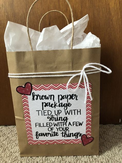 Cute Sleepover Gift Bags, Gift Bag Ideas For Boyfriend, Ideas For Gift Bags For Women, Brown Bag Gift Bags Packaging Ideas, Secret Santa Snack Gift Ideas, Diy Brown Paper Bag Gift Bags, Brown Paper Packages Tied Up With String Printable, A Few Of Your Favorite Things Gift Ideas, Decorated Brown Paper Bags