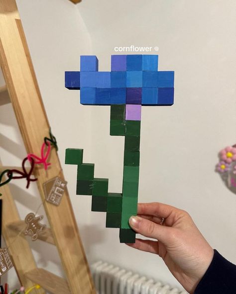 Minecraft Anniversary Ideas, Cornflower Minecraft, Minecraft Flower Template, Minecraft Cornflower, Minecraft Flowers Pattern, Minecraft Pixel Art Templates, Minecraft Flowers, Diy Minecraft Decorations, Painting Minecraft