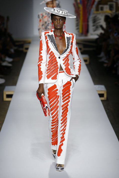 White suit with orange scribble by Jeremy Scott for Moschino Spring 2019 Ready-to-Wear Collection - Vogue Suits Tv, Couture Week, Jeremy Scott, Current Fashion Trends, Fashion Show Collection, Gigi Hadid, Mode Inspiration, Primavera Estate, Look Fashion