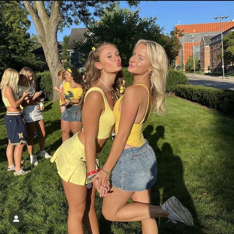 Maize Out Michigan Outfit, Umich Tailgate Outfit, Oregon Football Game Outfit, Ucla Game Day, Game Day Photo Ideas, Umich Game Day Outfit, Michigan Game Day Outfit, Umich Game Day, Umich Gameday