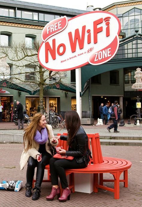 This Free No Wi-Fi Zone bench in Amsterdam actually does block Wi-Fi signals in the immediate area. It is part of an outdoor advertising campaign for Kit Kat by JWT Amsterdam. Guerrilla Advertising, Clever Advertising, 광고 디자인, Publicidad Creativa, Experiential Marketing, Street Marketing, Great Ads, Guerilla Marketing, Best Ads