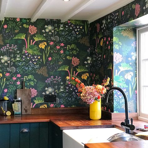 Interior Designer Sophie Robinson's kitchen Boras Tapeter Rabarber bright floral and rhubarb plants on dark green background wallpaper Easy Kitchen Updates, Sophie Robinson, Rhubarb Plants, Cottage Kitchen Design, Wallpaper Kitchen, Small Cottage Kitchen, Small Cottage, Botanical Wallpaper, Kitchen Wallpaper