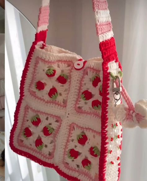 Strawberry Bag Crochet, Strawberry Crochet Bag, Cute Crochet Bags, Strawberry Tote Bag, Crochet Totes, Crocheted Purse, Tote Bag Crochet, Bag Knitting, Mode Crochet