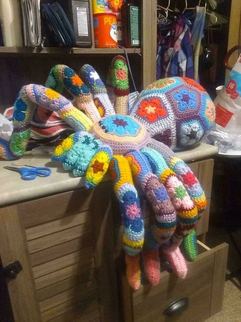 My Mom Doesn't Use Reddit So I Wanted To Post This Because She's An Amazing Woman With Amazing Talent Crochet Spider, Silly Hats, Crochet Octopus, Amazing Woman, Crochet Sunflower, Fun Crochet Projects, Crochet Gifts, Beautiful Crochet, Crochet Animals