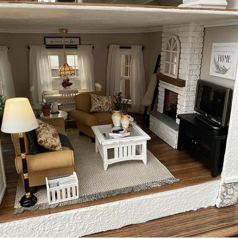 Dollhouse Family Room, Modern Dollhouse Living Room, Dollhouse Game Room, Victoria's Farmhouse Dollhouse Interior Ideas, Dolls House Living Room, Living Room Dollhouse, Miniature Living Room Diy, Dollhouse Living Room Ideas, Barbie Farmhouse