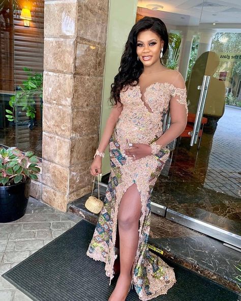 @debbie_beecroft pregnant and slaaaaying!! 💥 💣  Swipe to see  her strut 🙌🏽🙌🏽 Pregnant African Dresses, Lace Gown For Pregnant Women, Pregnant Asoebi Lace Styles, Hairstyles For Pregnant Women, Cameroonian Wedding, Elegant Asoebi Styles, Styles For Pregnant Women, African Maternity, Nigerian Traditional Dresses