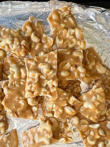 How to Make Cashew Brittle (Peanut too!) Cashew Brittle Recipe, Vanilla Fudge Recipes, Cashew Brittle, Peanut Brittle Recipe, Easy Treats To Make, Brittle Recipes, Holiday Appetizers Recipes, Vanilla Fudge, Fudge Recipes Easy