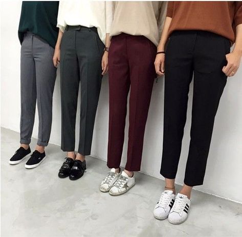 Tapered ankle slacks with sneakers. Sneaker Outfits Women, Look Formal, Minimal Chic, Mode Inspo, Sneakers Outfit, 가을 패션, Inspiration Mode, Fashion Mode, Looks Style