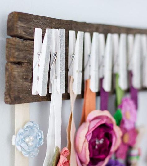 creative ideas to make decorations with wood clothespins Headband Diy, Headband Organizer, Deco Studio, Headband Holder, Baby Diy, Bow Holder, Diy Headband, Diy Hair Accessories