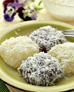 Get this easy recipe for Pichi Pichi. A Filipino dessert made from cassava, sugar and water. Steamed and coated in grated coconut.| www.foxyfolksy.com Pichi Pichi Recipe, Filipino Delicacies, Filipino Dessert Recipes, Philippine Cuisine, Filipino Snacks, Pinoy Dessert, Philippines Recipes, Cassava Cake, Filipino Food Dessert