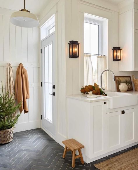 Mudroom Design, Laundry Room Inspiration, Kitchen Farmhouse, Up House, White Cabinets, Modern Family, House Inspo, House Inspiration, A Kitchen