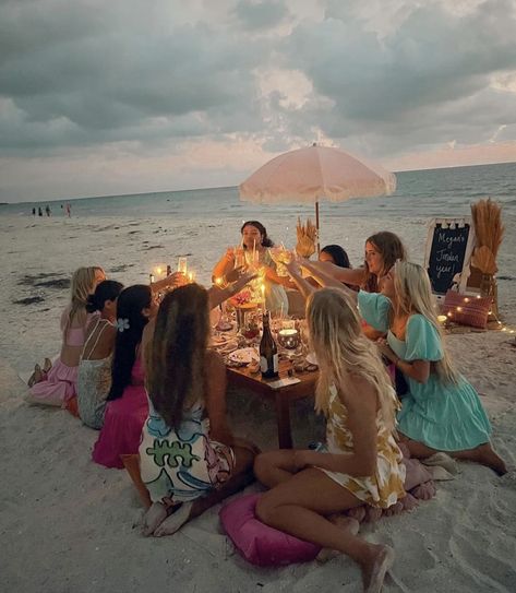 Dinner On Beach, Beach Day Friends, Night On The Beach, Friends At The Beach, Beach Dinner, Beach Friends, Friend Friendship, Dinner With Friends, On Beach