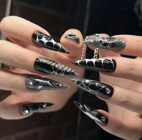 Black Silver Nail Art, Heavenly Nails, Almond Acrylic Nails Designs, Paznokcie Hello Kitty, Silver Nail Art, Punk Nails, Gothic Nails, Goth Nails, Grunge Nails