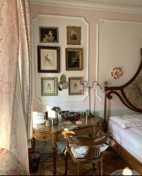 London Aesthetic Bedroom, Italy Bedroom Aesthetic, Rooms Decoration, Velvet Art, Makeover Bedroom, London Flat, Room Deco, Dreamy Room, Vintage Room