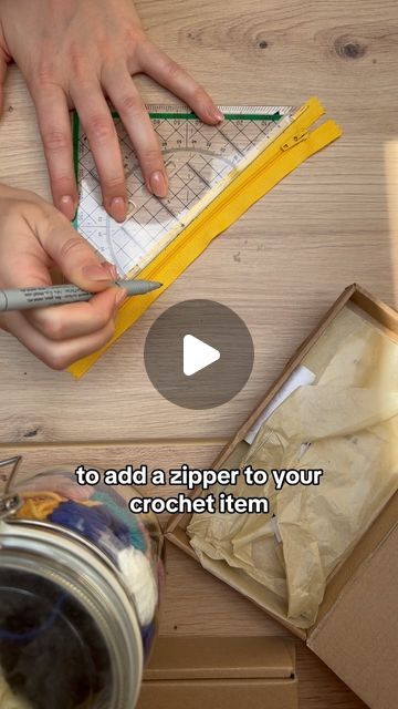 Attach Zipper To Crochet, How To Attach A Zipper To Crochet, How To Put Zipper On Crochet Bag, How To Add Zipper To Crochet, Miu Miu Crochet Bag Tutorial, Crochet Handbags Tutorial, Zipper Tutorial, Handbag Tutorial, Crochet Market