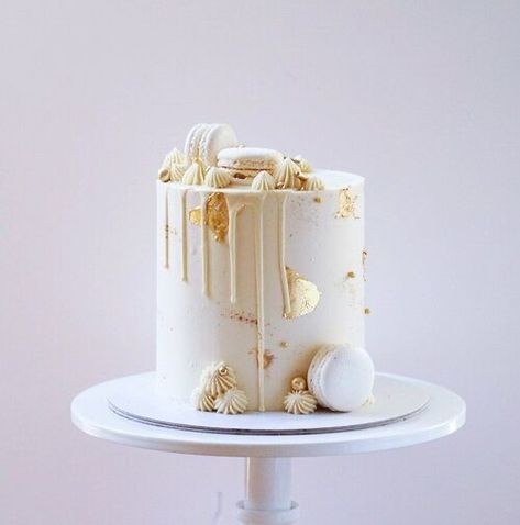 Macroon Cake Ideas, Gold And White Cakes, White And Gold Cakes, White And Gold Birthday Cake, White And Gold Cake, Graduation Cake Ideas, Gold And White Cake, Golden Birthday Cakes, Modern Birthday Cakes