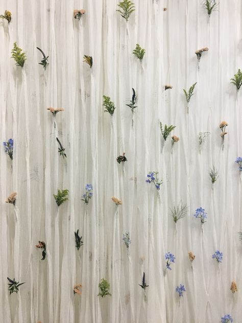 Flowery Background Backdrop Ideas, White Curtain Backdrop With Flowers, Photo Backdrop Aesthetic, Dried Flower Curtain Backdrop, Simple Picture Backdrop, White Backdrop With Flowers, Flower Background For Photoshoot, Natural Bridal Shower Decor, Hanging Flower Photo Backdrop