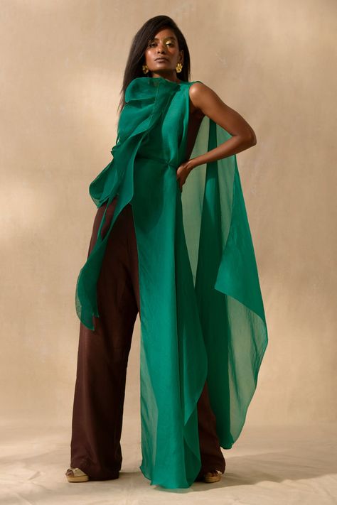 Cape Ideas For Women, Emerald Green Fashion, Green Jumpsuit Outfit, Organza Outfit, Applique Jumpsuit, Jungle Outfit, Asymmetric Cape, Organza Cape, Organza Styles