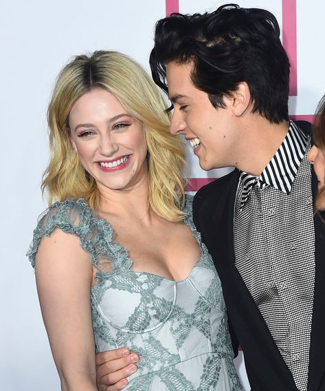 Riverdale Betty And Jughead, Cole Sprouse Aesthetic, Cole Sprouse Hot, Cole Sprouse Funny, Lili Reinhart And Cole Sprouse, Cole Sprouse Wallpaper, Riverdale Betty, Riverdale Cole Sprouse, Bughead Riverdale